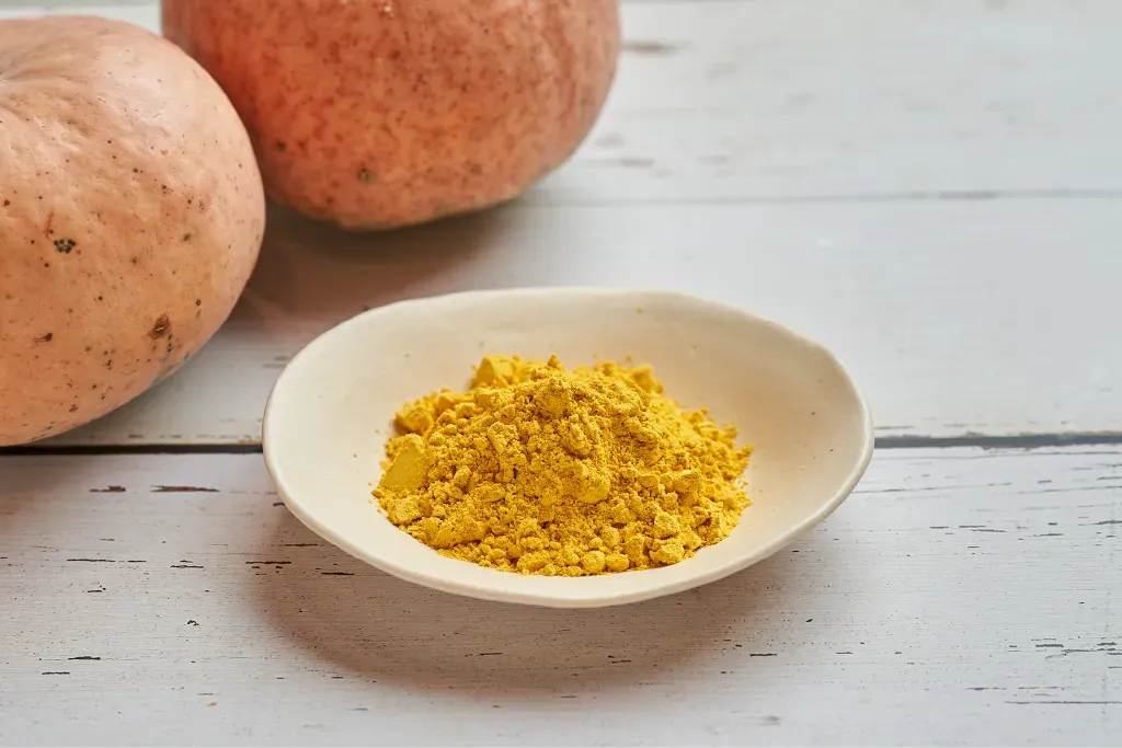 お皿に盛られたカボチャパウダー