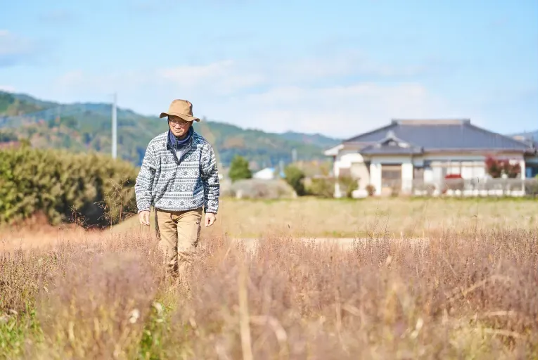 農作放棄地を歩いている岡崎さん