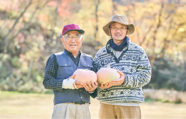カボチャを手に持つ荷見さんと岡崎さん